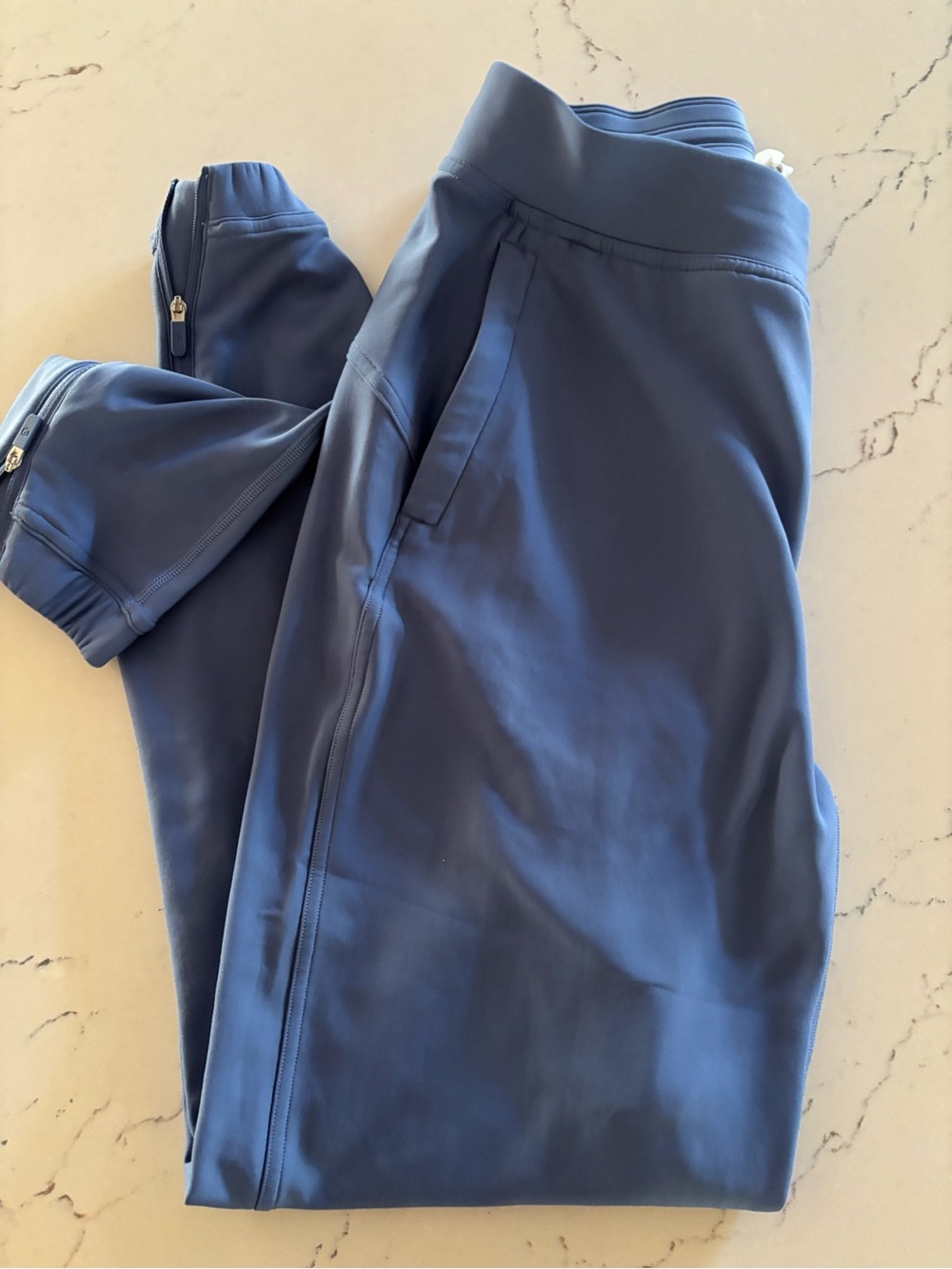 lululemon high-waist leggings /joggers sz 4 w/ pockets.